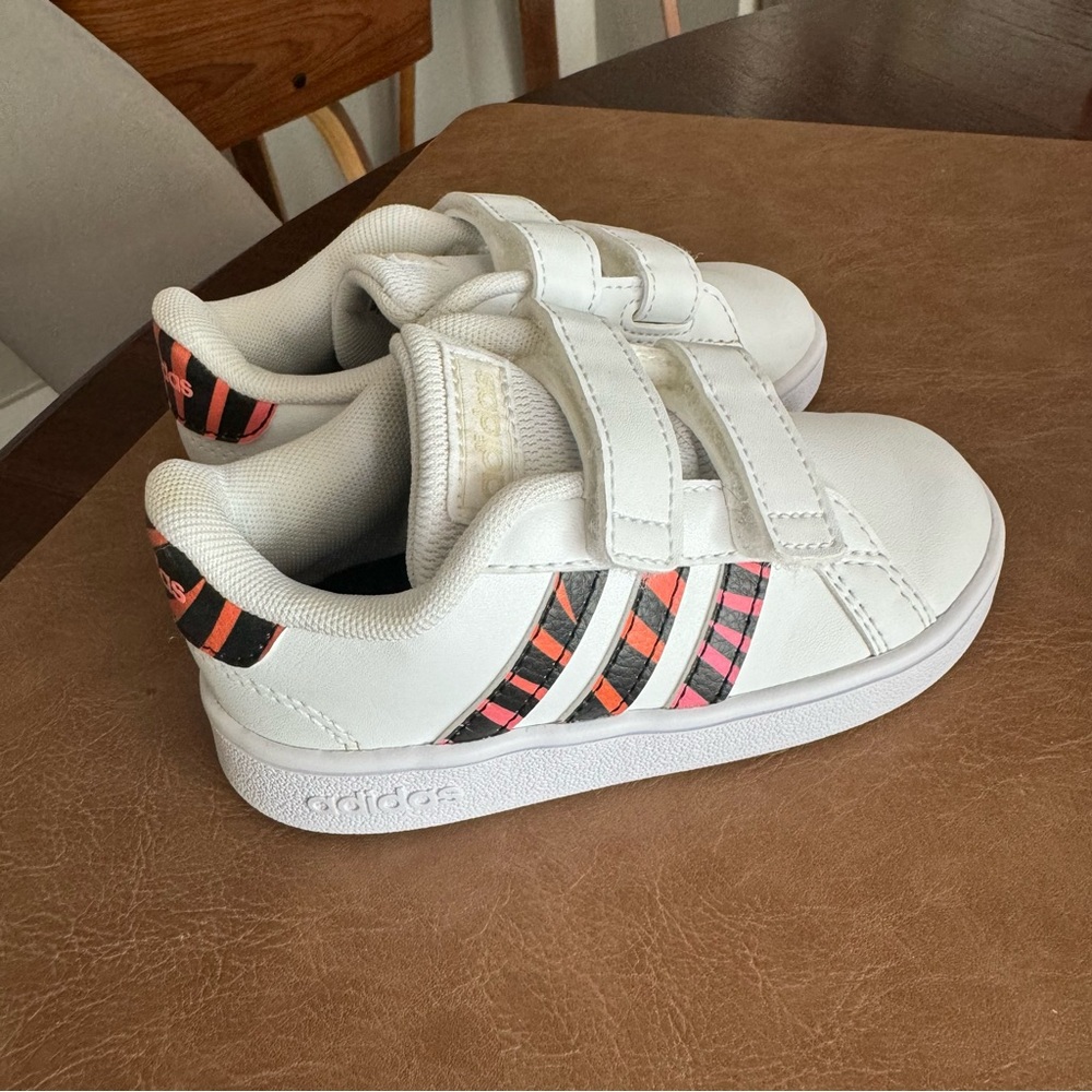 Adidas sneakers unisex baby toddler - size 7 US, excellent condition